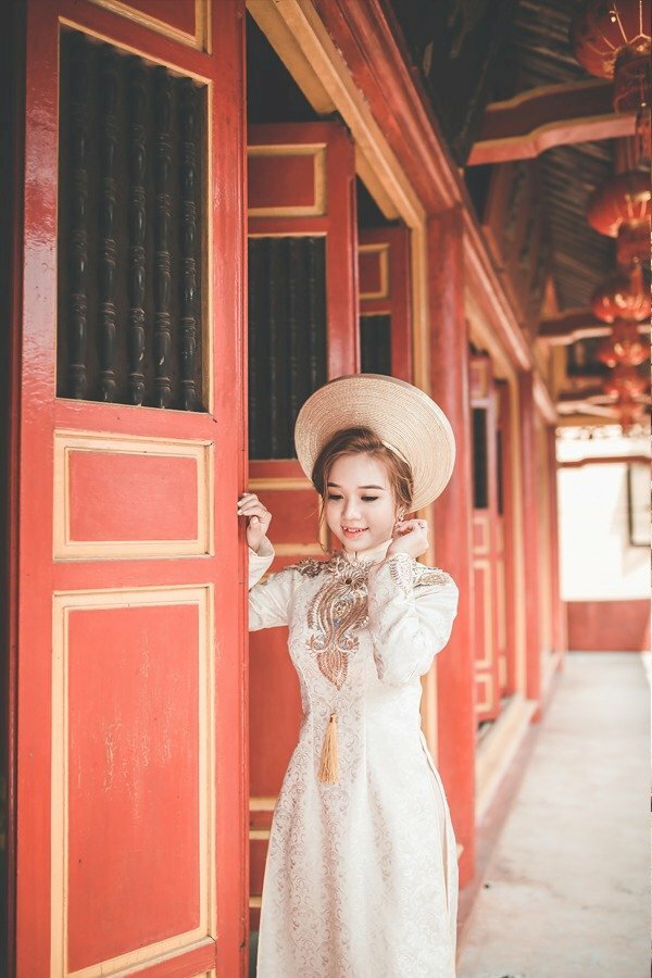 Tạo dáng nhẹ nhàng vuốt tóc