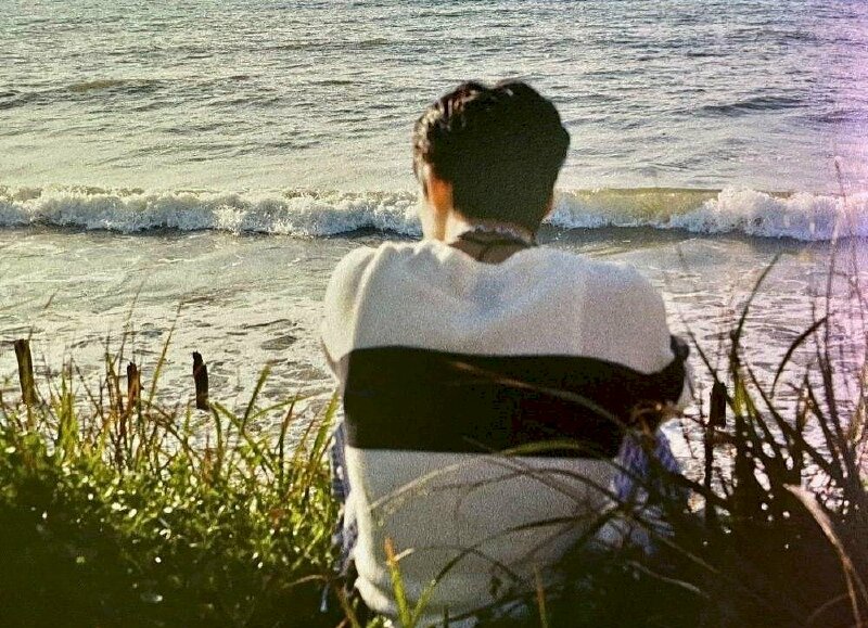 tạo dáng ngồi chụp từ phía sau sẽ tạo cảm giác một bờ vai rộng vững chãi