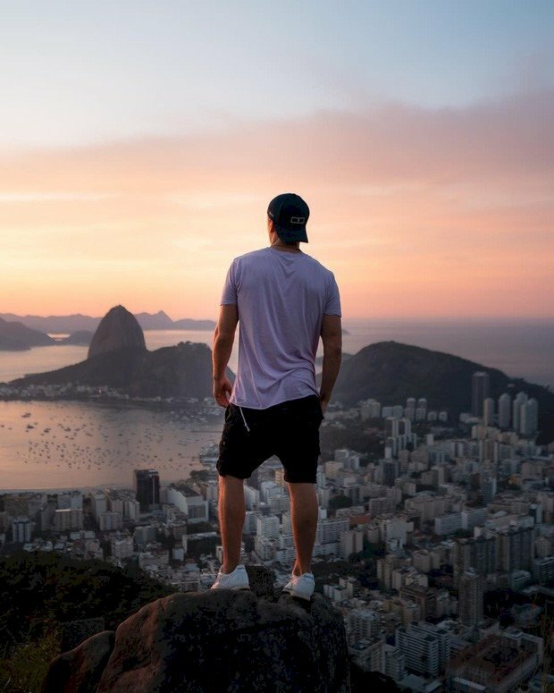 Tạo dáng đứng tự nhiên với 02 vai hơi nghiêng