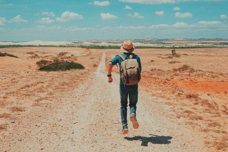  Tạo dáng chụp ảnh cho nam từ phía sau với tư thế chạy về phía trước