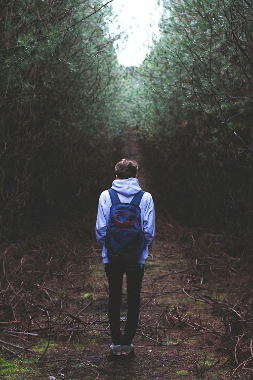 Tạo dáng đứng chụp hình từ phía sau với outfit thể thao năng động