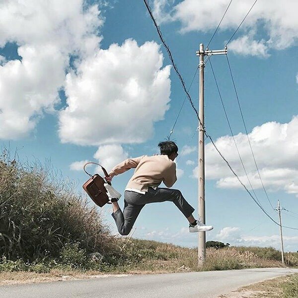 Tư thế tạo dáng nhảy cao nghịch ngợm