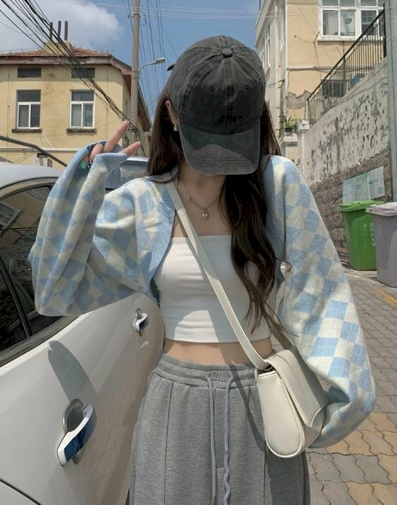 Mẫu tạo dáng chụp ảnh ngầu cho nữ với nón che mặt, tay giơ chữ V