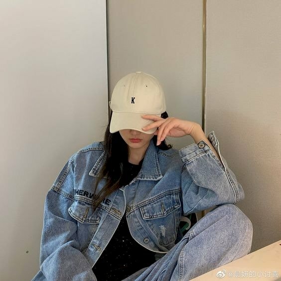 Mẫu tạo dáng ngồi cá tính, phóng khoáng, tay vịnh mũ che mặt thật thu hút