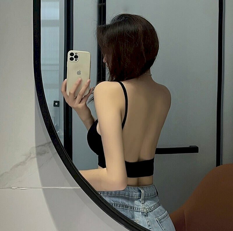 Mẫu tạo dáng cá tính sexy quay lưng che mặt hờ hững trước gương