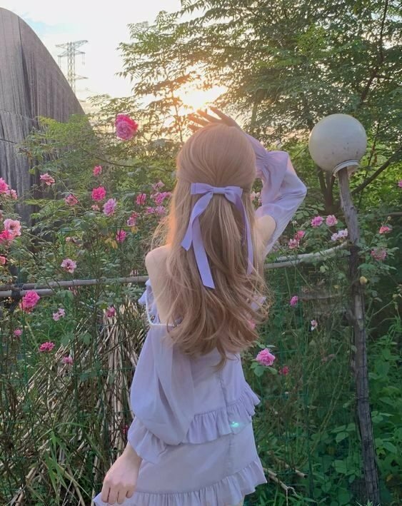 Cách tạo dáng đẹp với váy ngắn, chụp từ phía sau, mặt hướng nhìn bầu trời vừa tạo cảm giác thơ mộng lãng mạn và tâm trạng