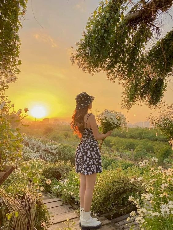 Cách tạo dáng chụp ảnh che mặt đẹp khi mặc váy ngắn