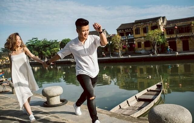 Tạo dáng dễ thương nắm tay nhau cùng tung tăng đi chơi