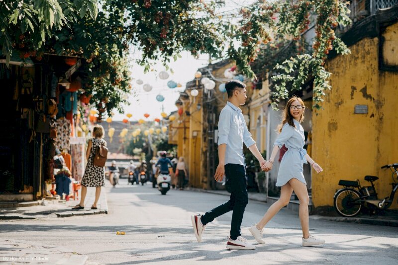 Cách tạo dáng chụp ảnh đôi nam nữ cùng nhau đi khắp muôn nơi dễ thương