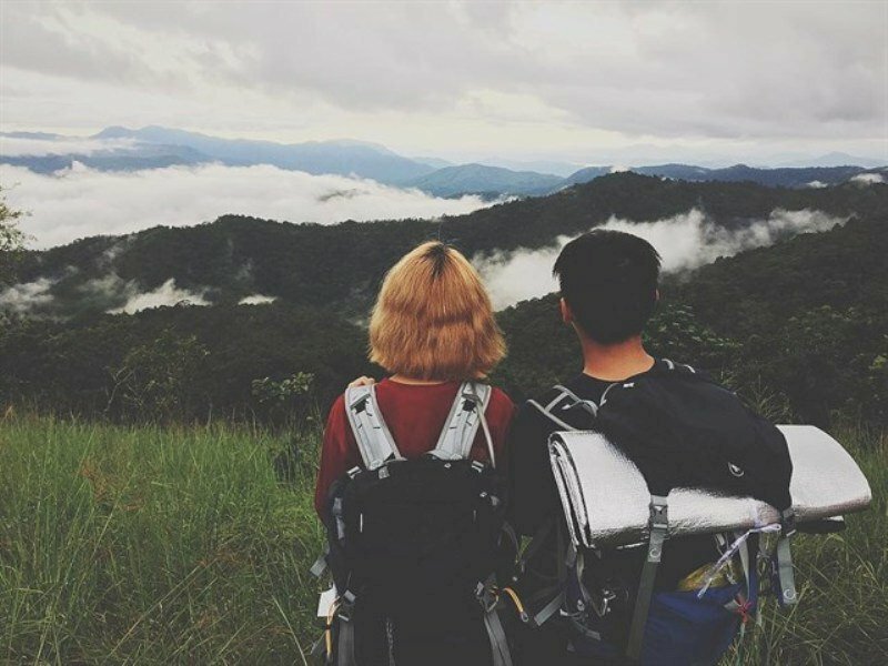 Tạo dáng đơn giản với phong cách khoác ba lô cùng nhau đi du lịch