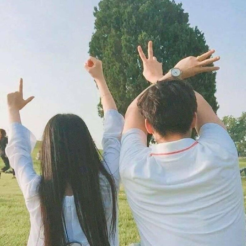  Tạo dáng tay đưa lên tạo thành số 2023