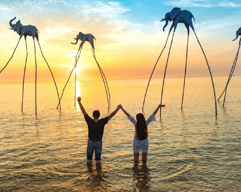 Cách tạo dáng tự nhiên nắm tay nhau cùng đưa lên cao