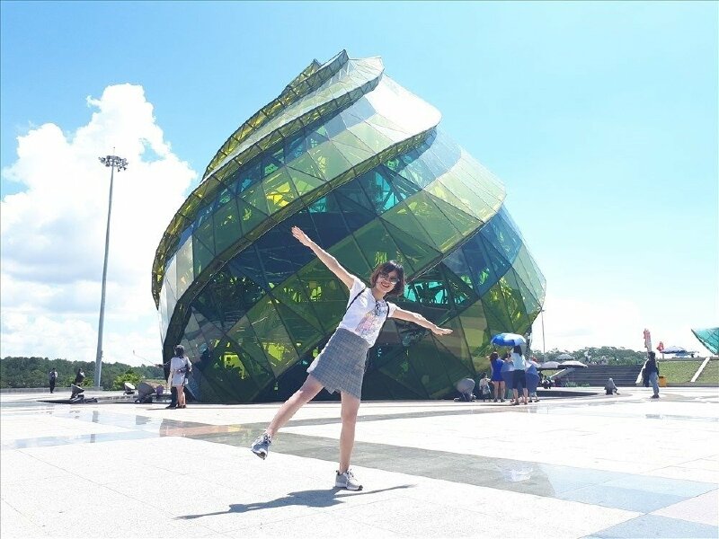 Tạo dáng đứng hơi nghiêng người sang một bên, một chân nhấc lên dang rộng hình chữ A, hai tay dang rộng sang ngang