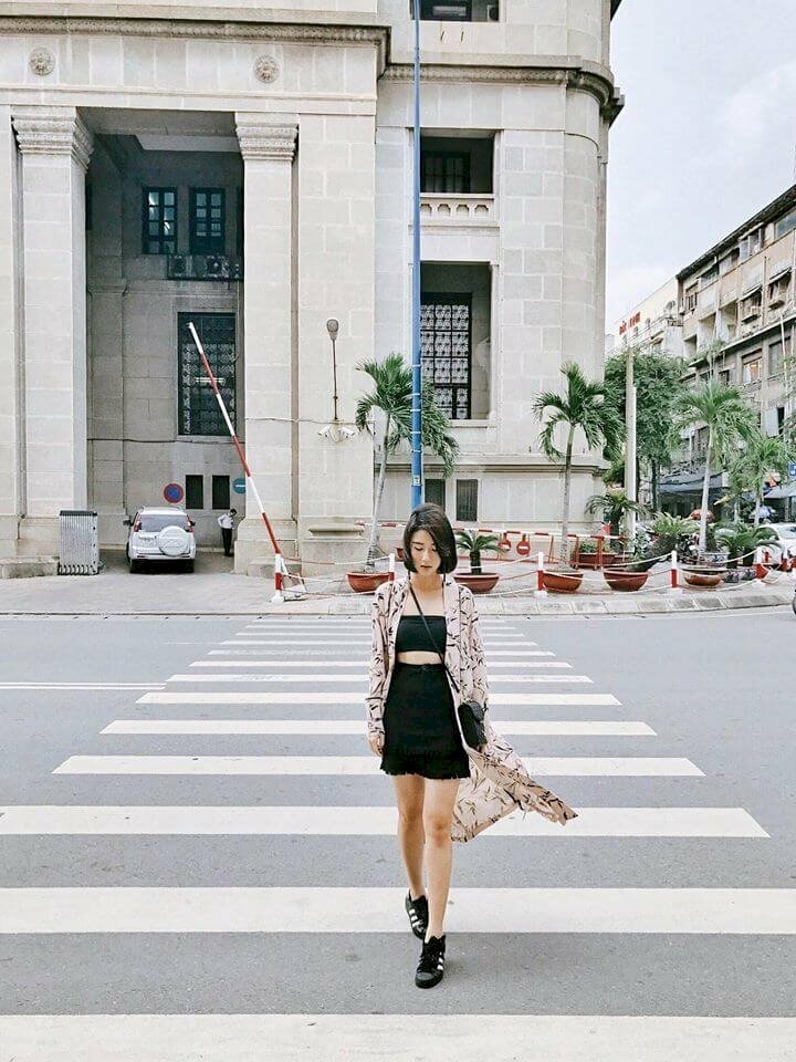 Mẫu tạo dáng chụp ảnh ngoài trời vừa đi vừa chụp