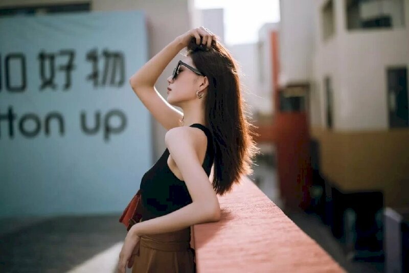 Mẫu tạo dáng tư thế dựa tường cá tính, sang chảnh