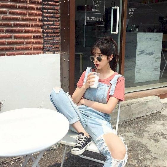 Mẫu tạo dáng chụp ảnh ngoại cảnh cá tính cực chất với dáng ngồi bá đạo, bất cần