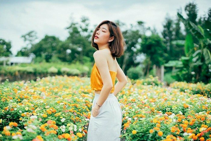 Mẫu tạo dáng phô ra góc nghiêng của gương mặt cực thu hút