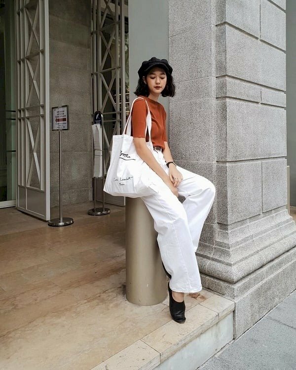 Tạo dáng ngồi một chân trụ một chân nhón, mặt hướng máy ảnh góc nhìn xuống, hai tay để tự nhiên phía trước