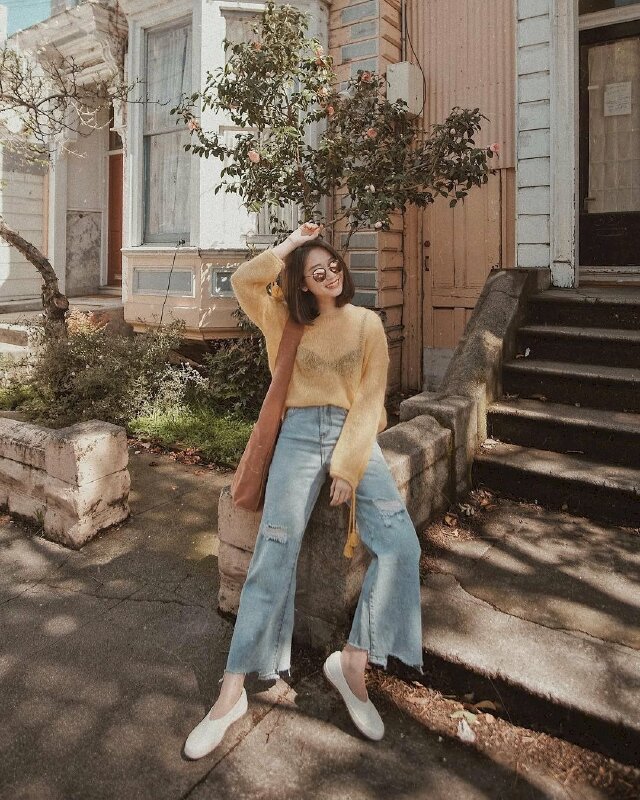 Tạo dáng ngồi thật thoải mái trên bục đá cao, ghế... với hai chân xoãi thẳng, một chân khuỵu gối nhẹ, đầu khẽ nghiêng, một tay đưa lên gác ngang đầu, một tay buông thả tự nhiên