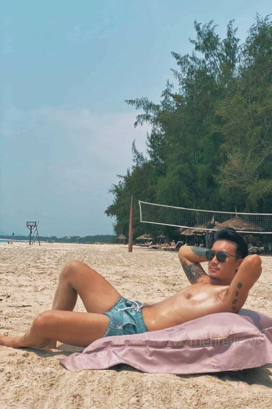 Tạo dáng với tư thế nằm phơi nắng thoải mái