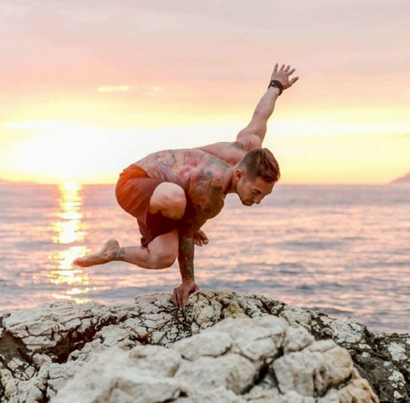 Tạo dáng chụp ảnh trên biển với một tư thế yoga khó