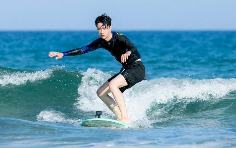 Tạo dáng chụp ảnh với ván trượt lướt sóng