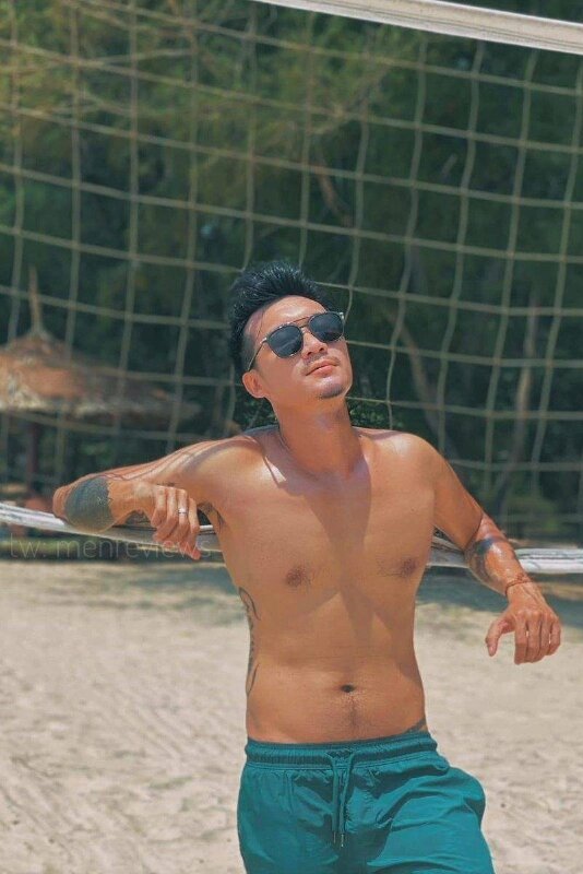 Tạo dáng chụp ảnh với một tấm lưới bóng chuyền