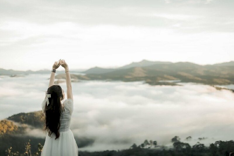 Tạo dáng đứng tự nhiên, hai tay đưa cao lên khỏi đầu nắm nhẹ bàn tay, mặt nghiêng hơi hướng cằm lên trên