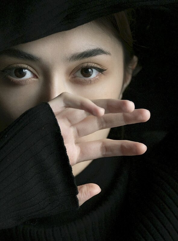 Tạo dáng dùng tay che phần mặt dưới, góc chụp cận chính diện