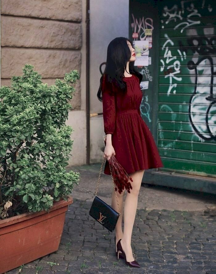 Tạo dáng hơi nghiêng người, chân chéo nhẹ, mặt khẽ ngước