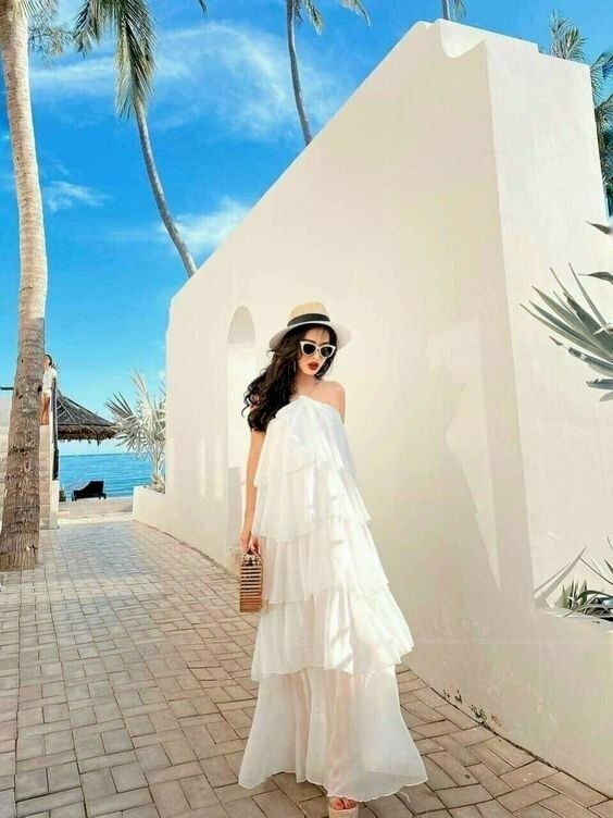 Tạo dáng đi tự nhiên, đầu hơi cúi nhẹ