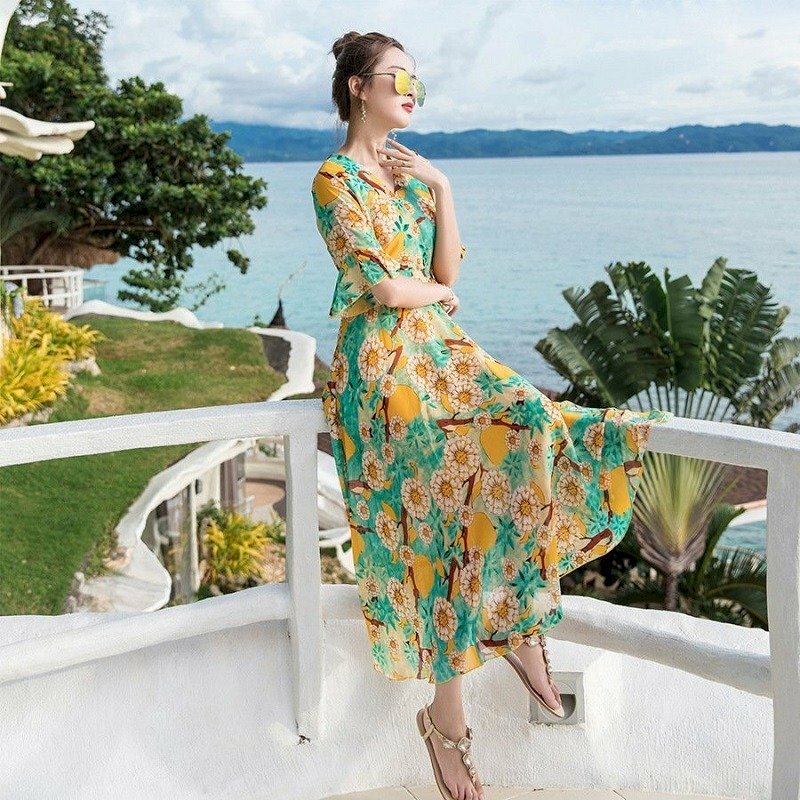 Tạo dáng ngồi nghiêng trên thành lan can với 02 chân thả nhẹ tự nhiên, một tay vòng trước ngực, một tay đưa lên nhẹ đặt ở cổ, mặt hơi hướng cằm lên