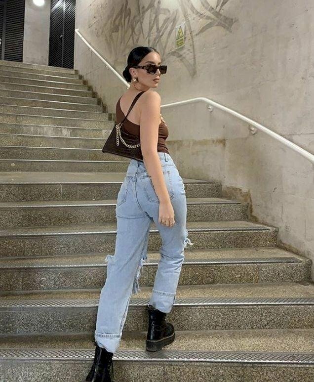 Tạo dáng bước đi lên cầu thang với tư thế quay lưng nhưng mặt hướng về phía ống kính thật thần thái