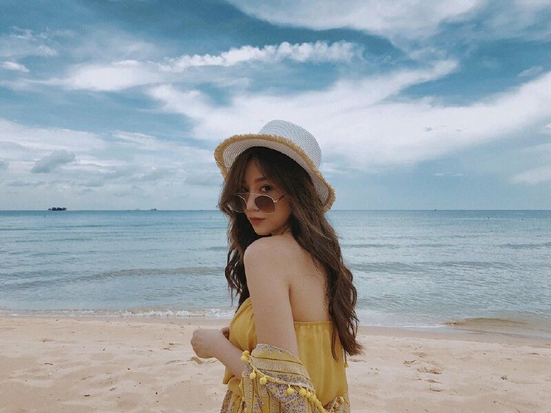 Tạo dáng quay lưng nhưng mặt lại hướng nhìn thẳng vào ống kính, chiếc kính đeo mắt trễ xuống