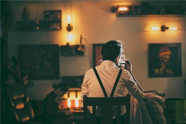 Tư thế ngồi quay lưng về phía ống kính