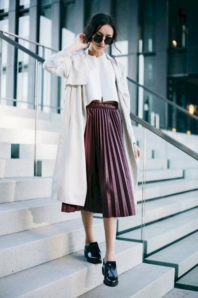 Cách tạo dáng đứng trên các bậc thang hơi cúi nhẹ, mắt nhìn xuống