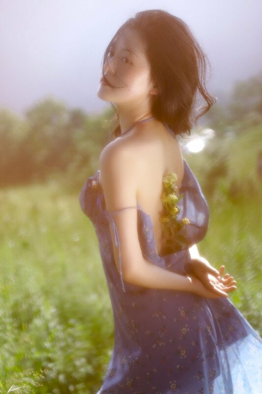 Tạo dáng đứng nghiêng với phần thân trên hơi ưỡn nhẹ về phía trước, hay tay để ra sau bắt chéo lấy nhau, mặt hướng về ống kính với ánh mắt xa xăm, tóc nhẹ bay với một vài lọn tóc loà xoà một bên mặt