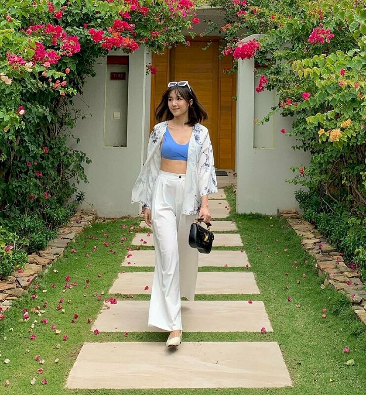 Tạo dáng như đang sải bước đi dạo