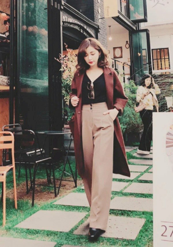 Dáng sải bước tự nhiên, mặt hơi hướng góc nhìn xuống đất, một tay đút túi quần