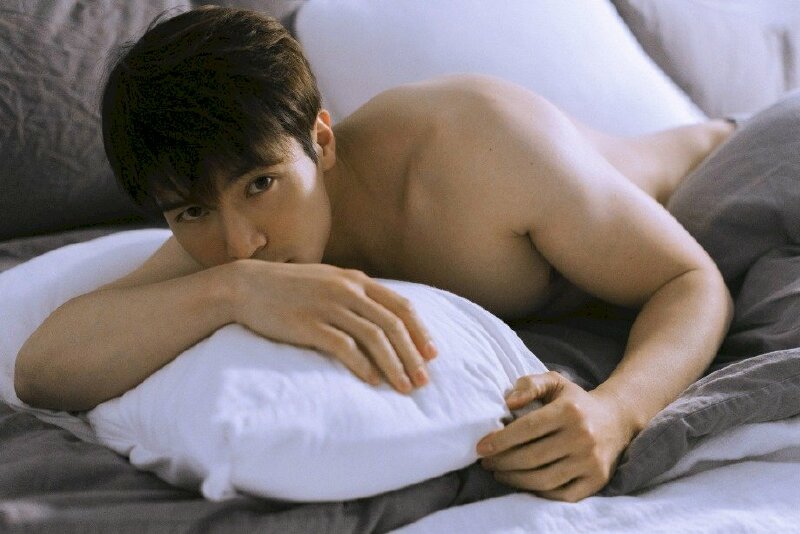 Cách tạo dáng chụp hình gợi cảm tư thế nằm dành cho nam đốn tim phái nữ