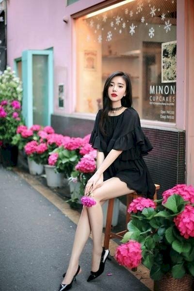 Mẫu tạo dáng ngồi khép nép chụp ảnh khi mặc váy ngắn