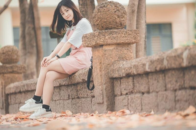 Mẫu tạo dáng khi mặc váy ngắn chụp ảnh ngồi nhí nhảnh, dễ thương dành cho các cô nàng