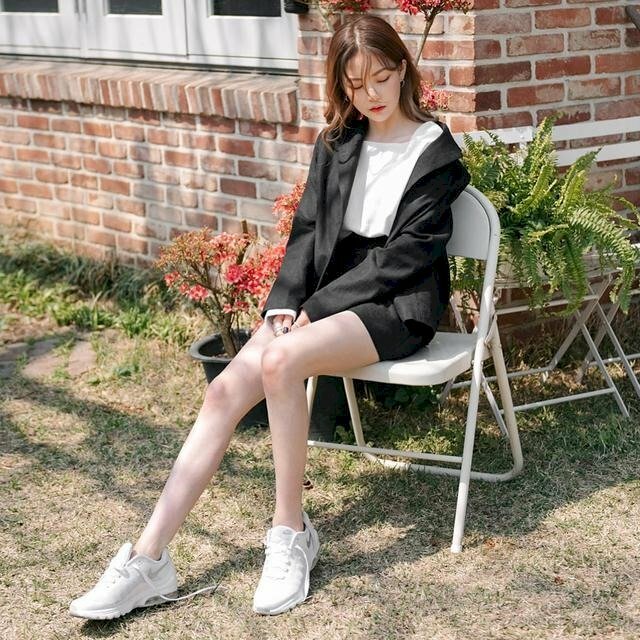 Mẫu tạo dáng khi mặc váy ngắn chụp ảnh ngồi trên ghế vô cùng thần thái 