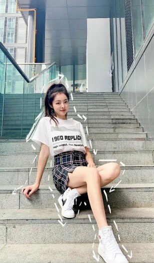 Mẫu tạo dáng chụp ảnh mặc váy ngắn ngồi ở bậc cầu thang vừa kín đáo, vừa dễ thương