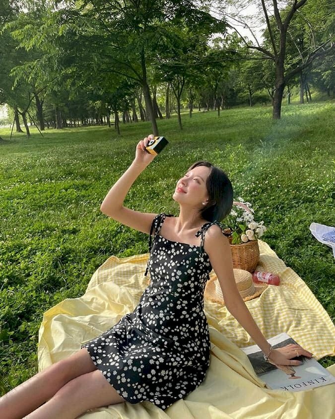 Cách tạo dáng khi mặc váy ngắn chụp ngoài trời nhẹ nhàng, thu hút