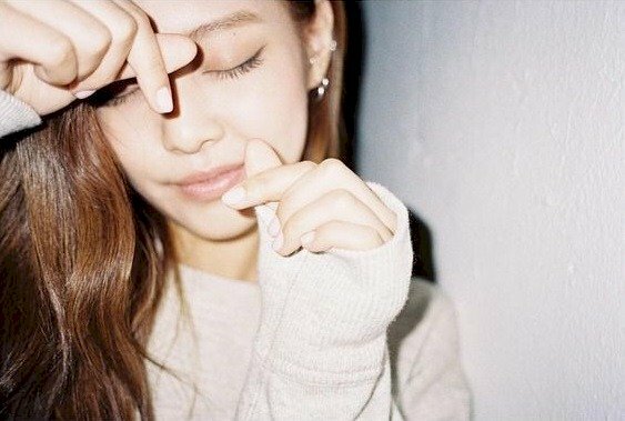 Tạo dáng chụp ảnh hơi nghiêng đầu, hai tay trước mặt bắn tim, mắt khẽ nhắm