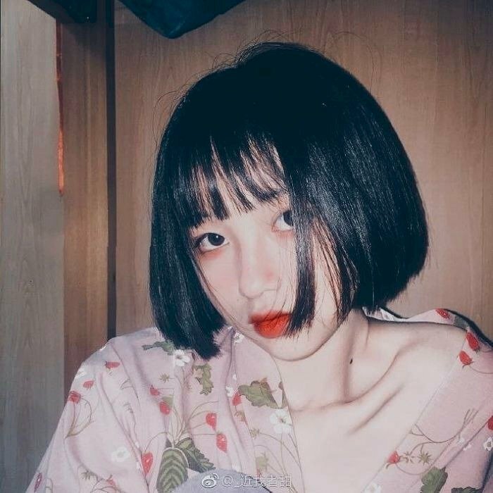 Tạo dáng Đầu hơi nghiêng, mắt nhìn thẳng ống kính, biểu cảm lạnh lùng