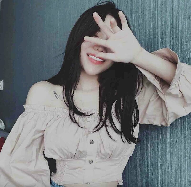 Tạo dáng sử dụng một tay che mắt khi chụp ảnh selfie