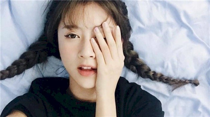 Cách tạo dáng bằng cách lấy 1 bàn tay che nửa mặt hoặc che một phần của khuôn mặt