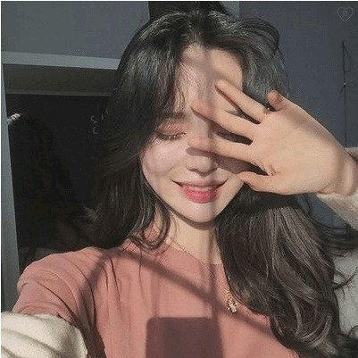 Tạo dáng dùng tay che mặt chụp selfie
